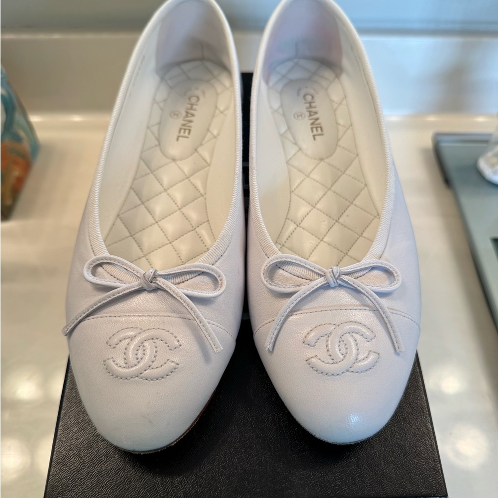 CHANEL Cream Flats with Bow and Logo